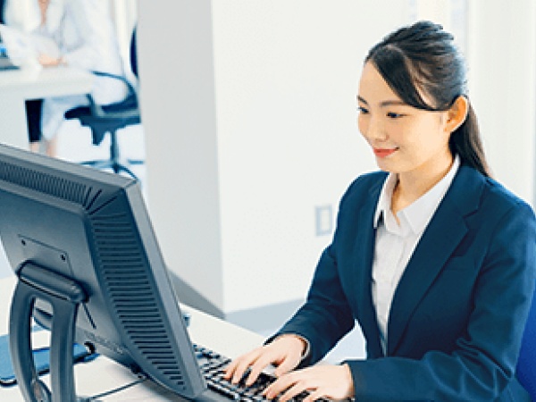 冷暖房完備の屋内型スポーツ施設の経理事務（駅近）