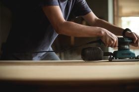 北欧家具の修復作業 天板の塗装を研磨している様子