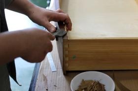 北欧家具の修復作業 蚤など手道具を使い作業します