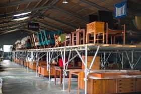 弊社の大型倉庫に並ぶ家具の様子