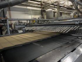 シート状の段ボールを製造している様子