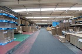 倉庫で製品管理を行なっています