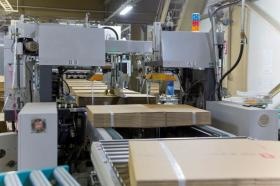 一日平均１００種類程の段ボールケースを生産します