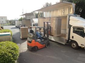 フォークリフトでトラックに積み込み、配送準備を行ないます