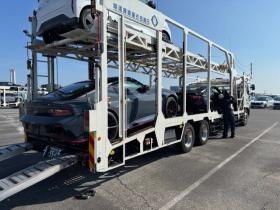 ５台積みキャリアカーでの積載作業。