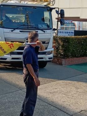 出発時の安全誘導。