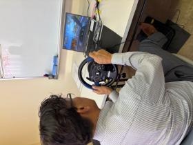 ドライブシミュレータでの安全運転講習。