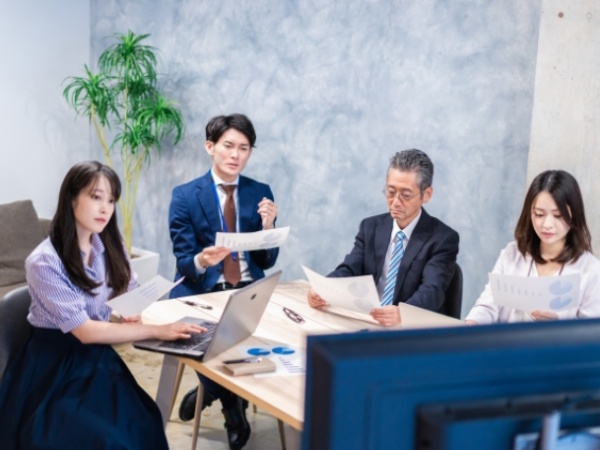 主に20～30代が活躍中！ 同じ志をもつ同期や先輩と一緒に、目標に向けて切磋琢磨し、お互い認め合える関係が生まれています。