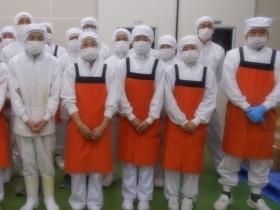 ２０代から６０代まで幅広い年代の工場スタッフ