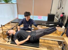 ピラティスマシンを使ったトレーニング指導の様子