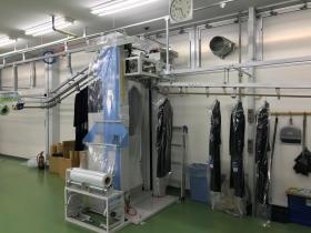 完成した製品に袋をかけて出荷します