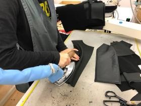 クセ取りアイロン、平らな記事を立体的な洋服に仕上げる作業です