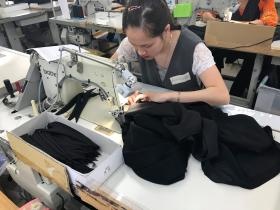 縫製作業、ミシンを使って製品を形にしていきます