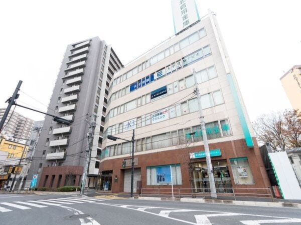 赤羽駅西口ロータリーに面しているビルの3階に位置します。1，2階は城北信用金庫です。