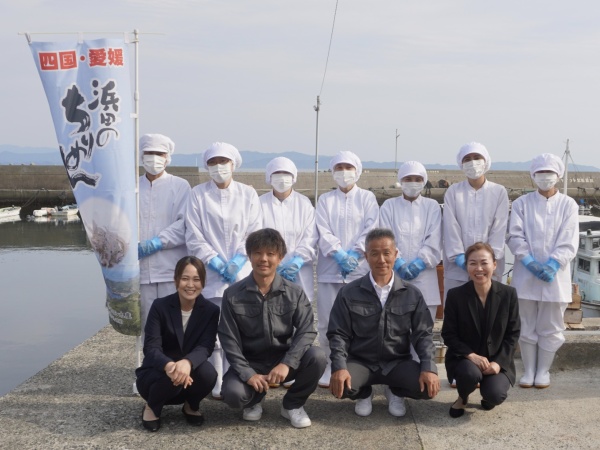 地元も職歴もバラバラに集まったメンバーで、日々の操業や加工を頑張っています。遠方から家族で移住した従業員も活躍してくれています。