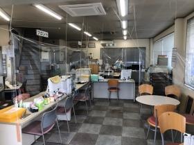 事務所の中です。コロナ対策でビニールシートを張ってあります。