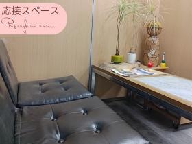 安全第一のこけしがある応接スペース