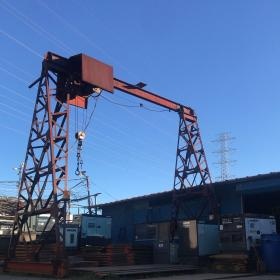 産業道路に面した門型クレーンが目印！