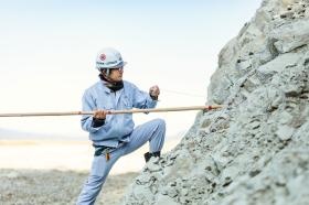 発破の為、火薬を詰める作業