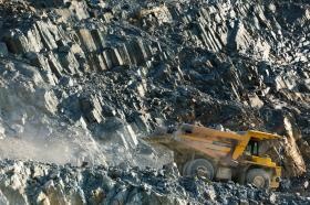 砕石所での原石ダンプ運転