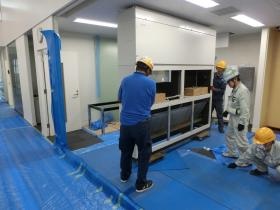 機械設備の搬入作業