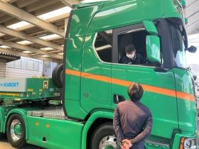 トラックもクレーンも自社の車両・人材で！