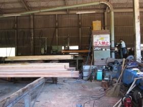 製材を束ねる作業