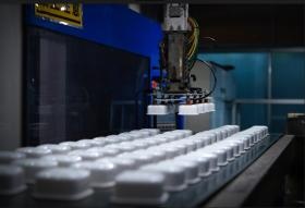 成形機と成形品です