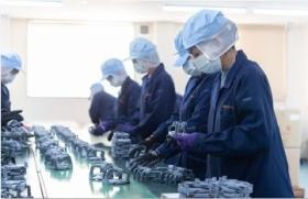 包装はレーンでの作業です