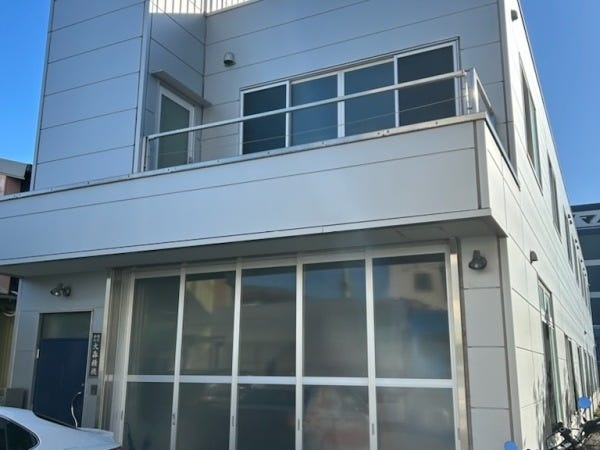 会社の外観です、最寄り駅から徒歩3分の立地になります。　外観は綺麗な工場です。