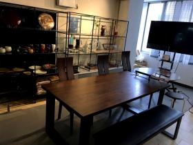 オリジナル商品に囲まれながら商談や打合せ等します。