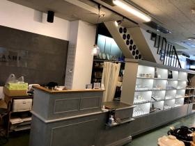 １階のショールームです。少人数のアットホームな会社です。