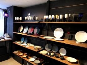 金属、陶磁器、ガラス、木製品、天然石と扱う素材の幅が広いです