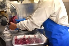 生産現場にて。お肉をスライスしています