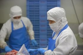 生産現場にて。真摯にお肉に向き合っています