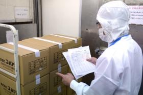 出荷現場にて最終チェック。美味しく食べてもらってね