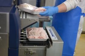 生産現場にて。切ったお肉をパッキングしています