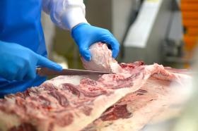 生産現場にて。お肉の整型をしています