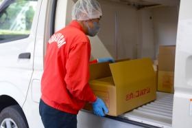 肉のコバヤシ営業車にお肉を積み込み中