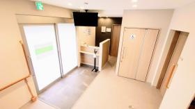 エントランス（右は車椅子・オストメイト対応トイレ）