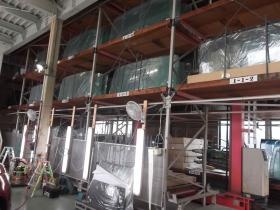 保管専用ラック。日本の自動車ガラス店ではイシグロのみの設備。