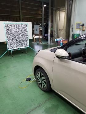 ブレーキアシストカメラの再調整の風景です。本社専用ブースにて