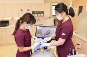 デジタル機器『セレック』による口腔内撮影風景