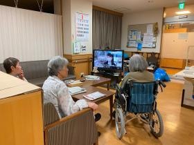 各施設とも個室、ユニット型。写真は夜の小規模多機能ハウスこん