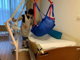 ノーリフト介護推進中。２名介助をリフト導入で１名介助へ。