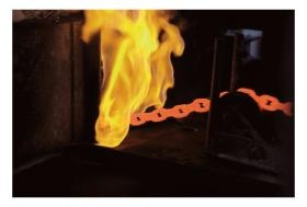 暑そう！チェーン専用の熱処理炉あるんです。土日除く２４Ｈ稼働