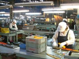 なんと雪道用タイヤチェーンは１点ずつ手作り！新人さんも作業中