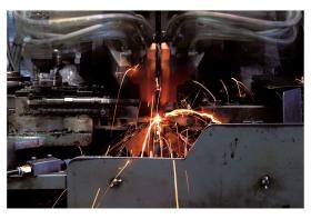 火花凄いですね！１個ずつ電気流して溶接しバリ取りでの火花です