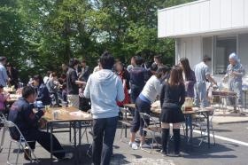 家族も呼んだＢＢＱ大会です。冷凍トラックでお酒を冷やしました