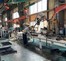 作業風景１：半自動溶接器での溶接作業。